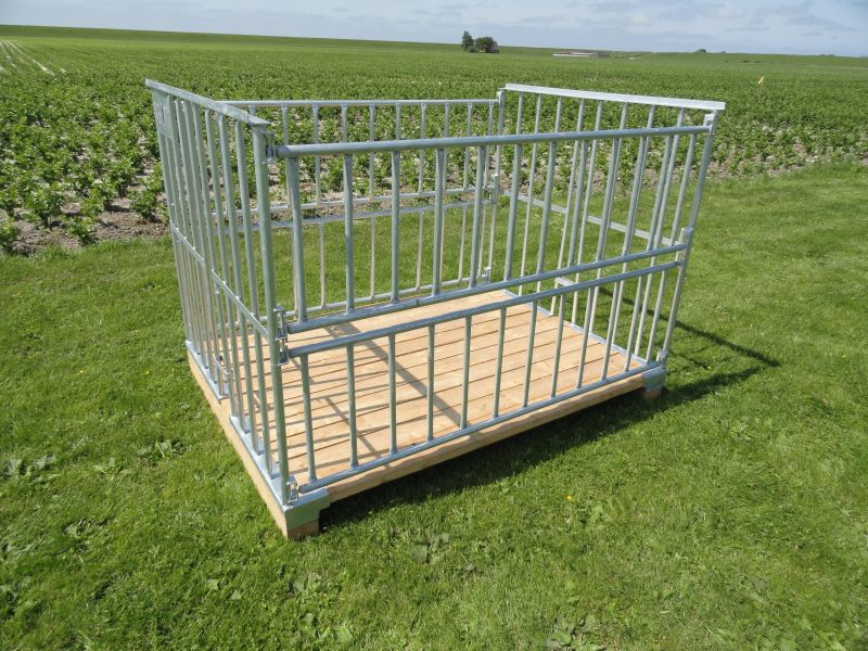 holzbodenmetallkiste schräg